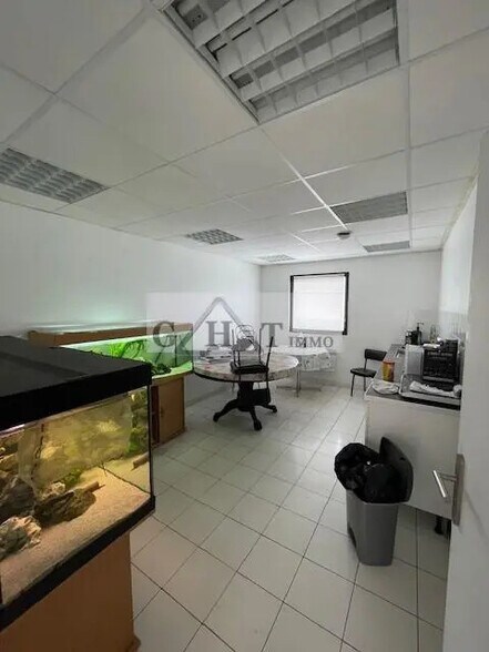 Industriel/Logistique dans Fontenay-Trésigny à vendre - Photo de l’immeuble – Image 1 sur 3