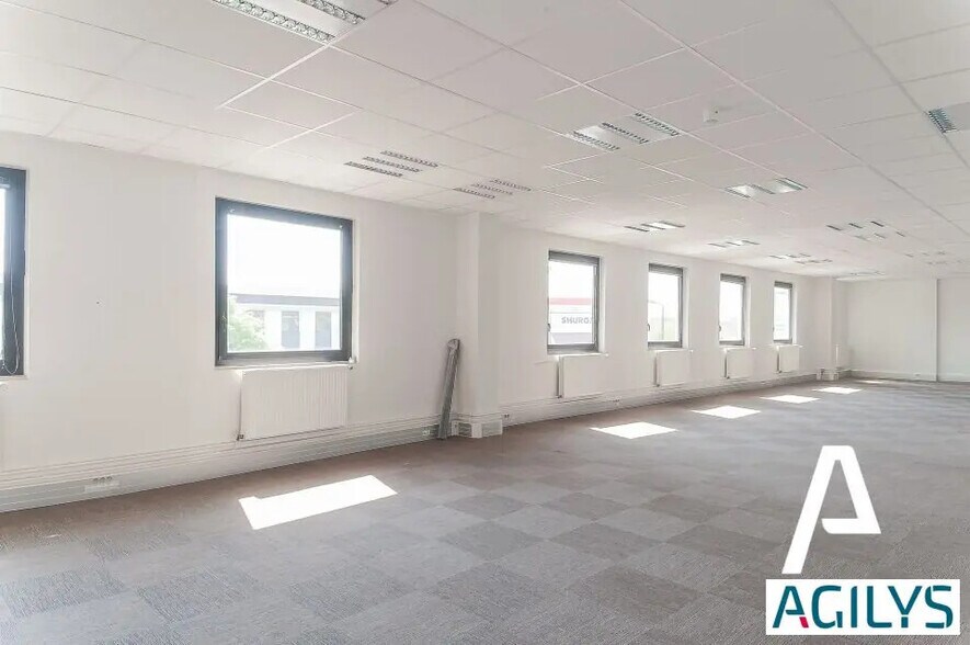 Local d’activités dans Villebon-sur-Yvette à louer - Photo de l’immeuble – Image 3 sur 8