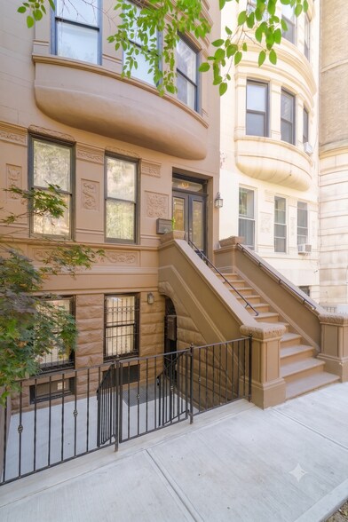 338 W 71st St, New York, NY à vendre - Photo de l’immeuble – Image 2 sur 24