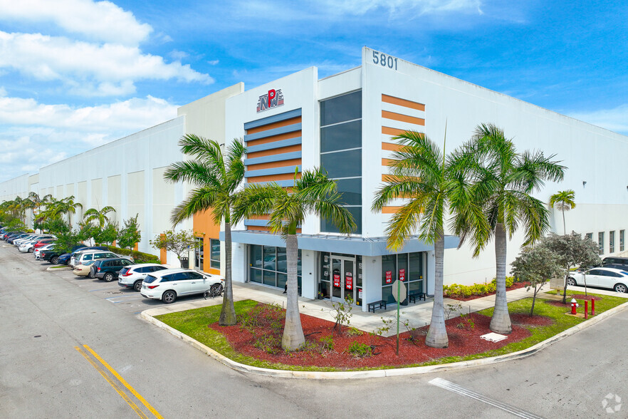 5801 E 10th Ave, Hialeah, FL à louer - Photo de l’immeuble – Image 1 sur 6