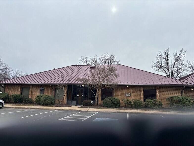 403 Chatham Sq, Fredericksburg, VA à vendre - Photo de l’immeuble – Image 1 sur 51