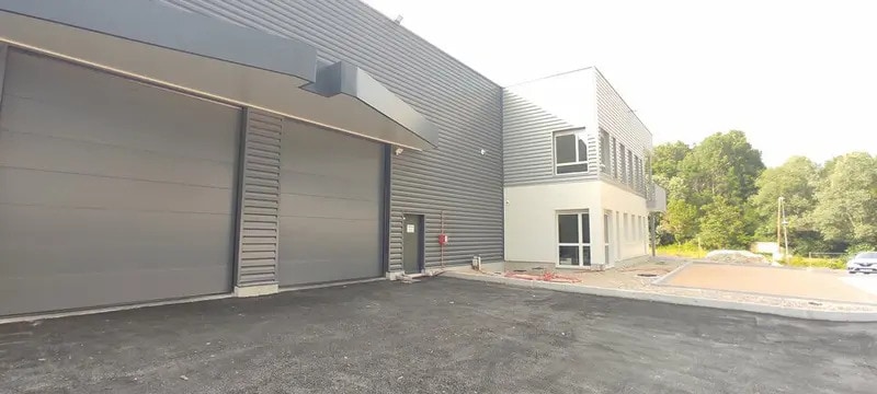 Local d'activités dans Bourgoin-Jallieu à vendre - Photo de l’immeuble – Image 3 sur 7