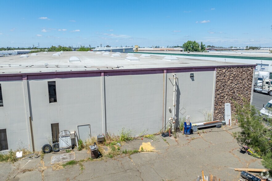 8165 Signal Ct, Sacramento, CA à vendre - Photo de l’immeuble – Image 3 sur 10