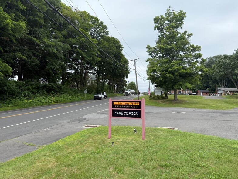 55 Church Hill Rd, Newtown, CT à louer - Photo de l’immeuble – Image 3 sur 4