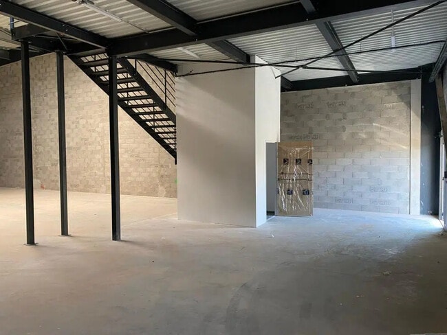 Plus de détails pour Bureau, Industriel/Logistique à louer