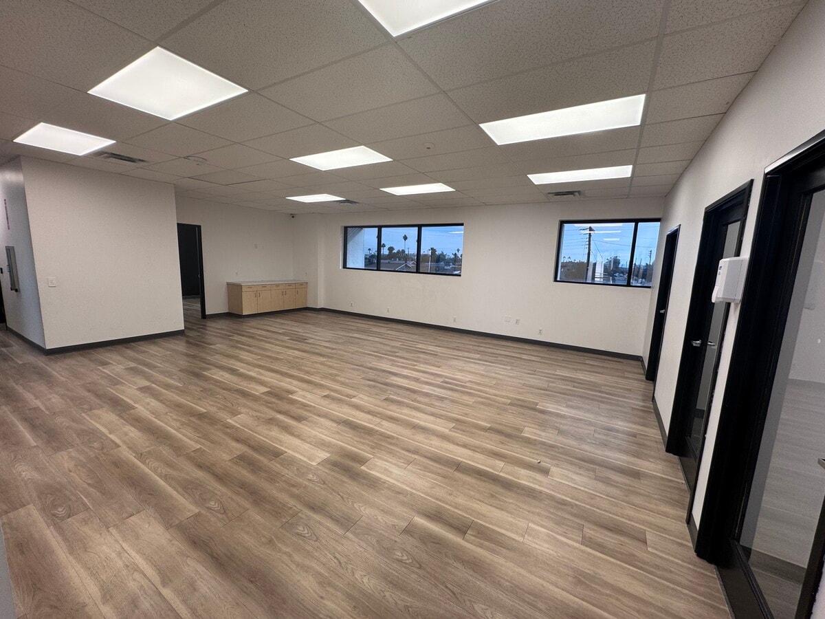 4801 E McDowell Rd, Phoenix, AZ 85008 - Lot 275 -  - Photo intérieure - Image 1 of 2