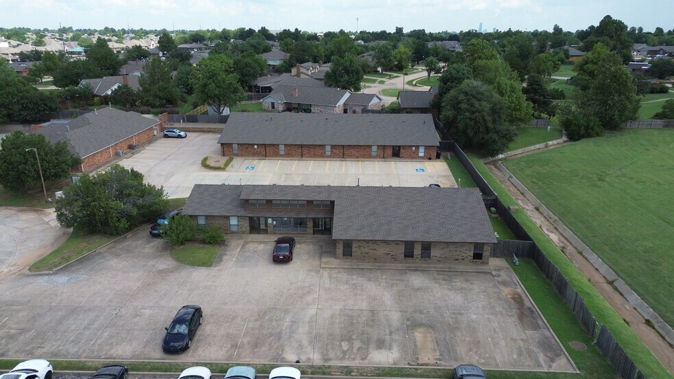 10300 Greenbriar Pl, Oklahoma City, OK à vendre - Photo de l’immeuble – Image 1 sur 3