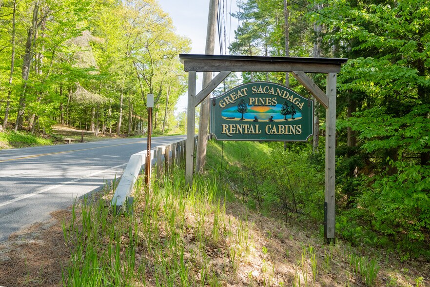224 N Shore Rd, Hadley, NY à vendre - Photo de l’immeuble – Image 2 sur 33