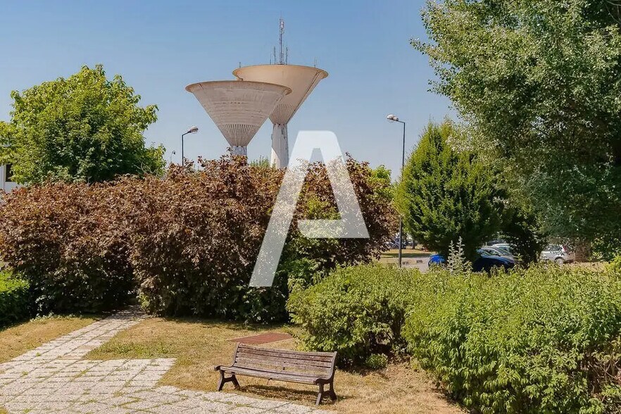 Local d’activités dans à louer - Photo de l’immeuble – Image 3 sur 7