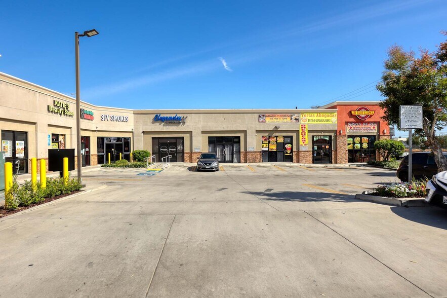 10118 San Fernando Rd, Pacoima, CA à louer - Photo de l’immeuble – Image 3 sur 6