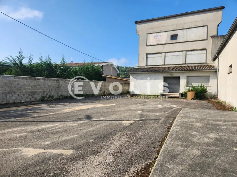Local d'activités dans Bourgoin-Jallieu à vendre - Photo de l’immeuble – Image 1 sur 23