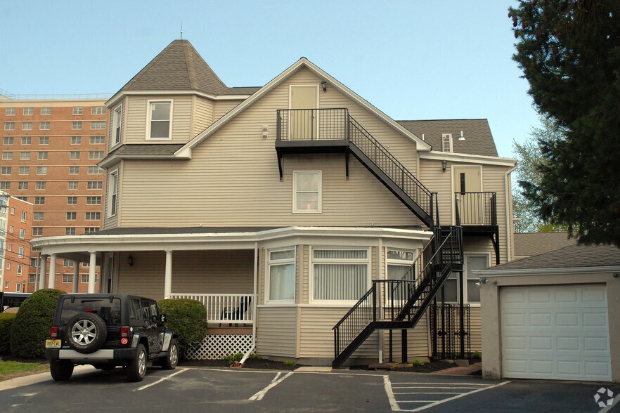 49 Riverside Ave, Red Bank, NJ à vendre - Photo de l’immeuble – Image 2 sur 5