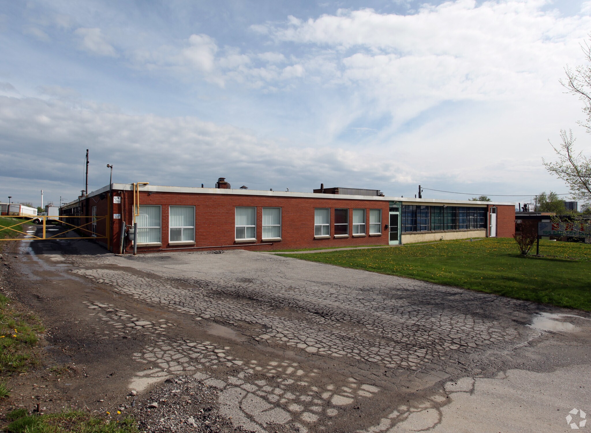 193-195 Bartley Dr, Toronto, ON à vendre Photo principale– Image 1 sur 6