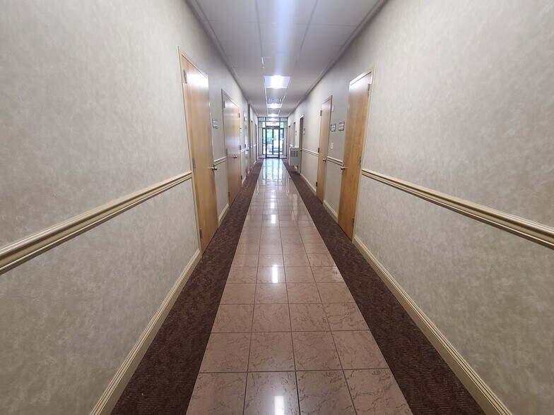 400 Montauk Hwy, West Islip, NY à louer - Photo de l’immeuble – Image 3 sur 22