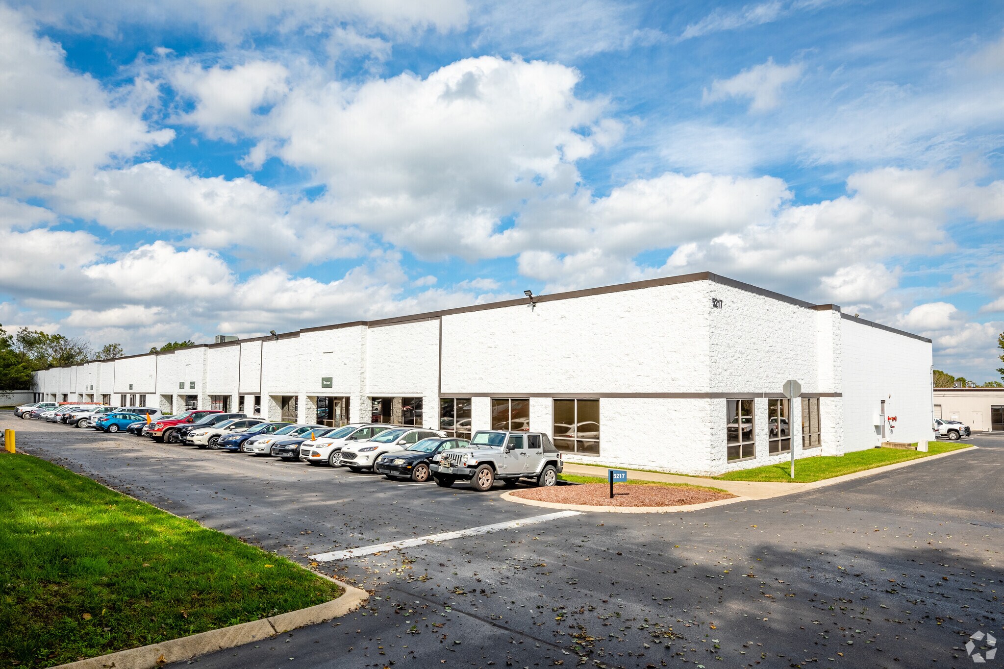 5217 Linbar Dr, Nashville, TN à louer Photo de l’immeuble– Image 1 sur 9