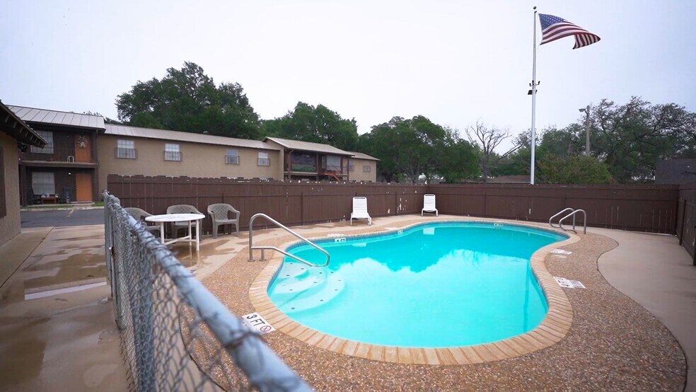 500 E Nopal St, Uvalde, TX à vendre - Vidéo sur l’annonce professionnelle – Image 2 sur 15
