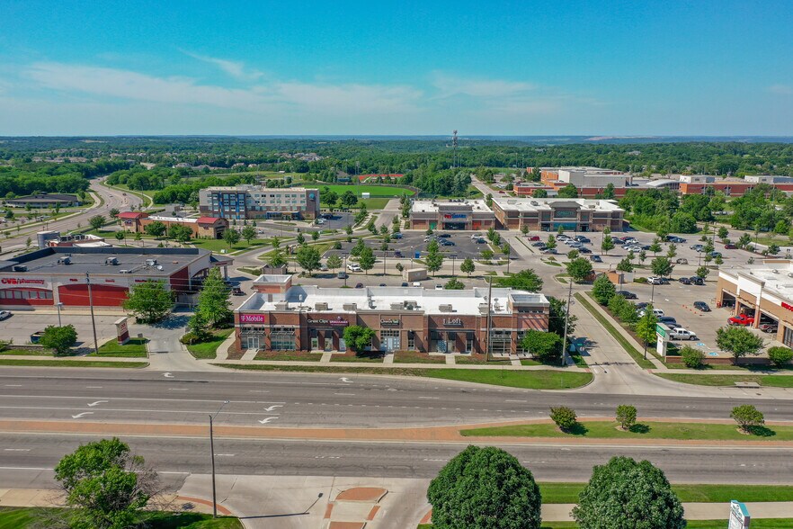 4801 W Bauer Farm Dr, Lawrence, KS à louer - Photo de l’immeuble – Image 3 sur 7