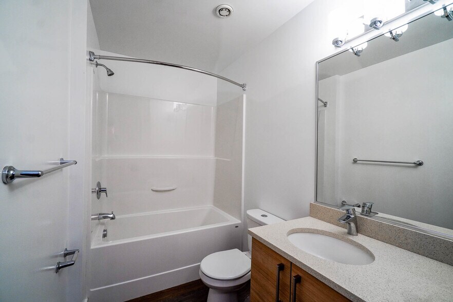 275 Burnside Rd W, Victoria, BC à vendre - Photo de l’immeuble – Image 3 sur 26