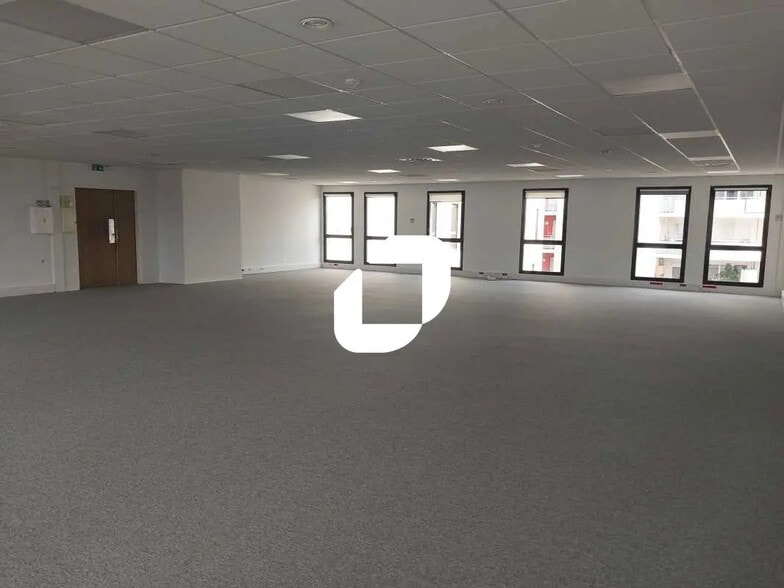 Bureau dans Nîmes à louer - Photo de l’immeuble – Image 1 sur 8