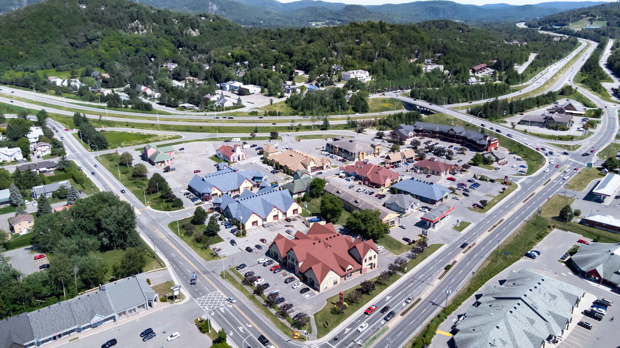 100-105 Avenue Guindon, St-Sauveur, QC à louer Photo de l’immeuble– Image 1 sur 13