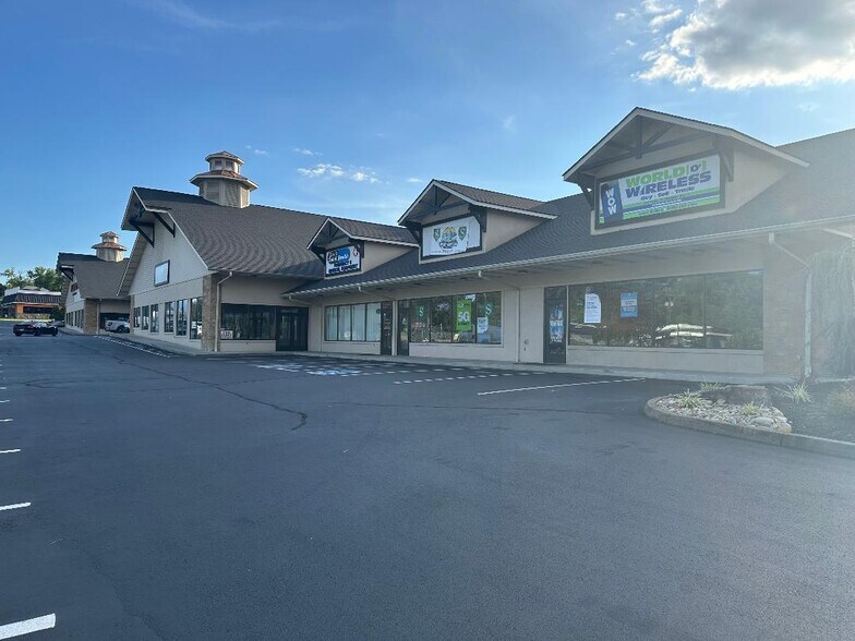 725 Parkway, Sevierville, TN à louer - Photo de l’immeuble – Image 2 sur 13
