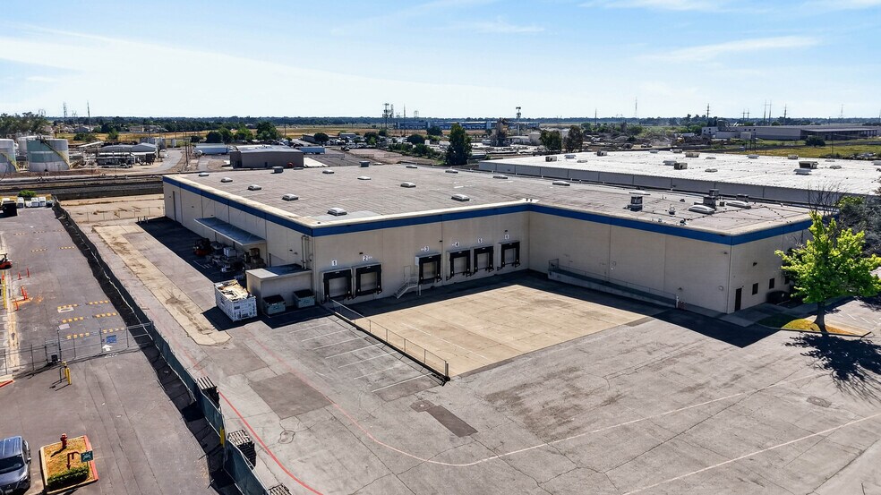 10149 Iron Rock Way, Elk Grove, CA à louer - Photo de l’immeuble – Image 2 sur 6