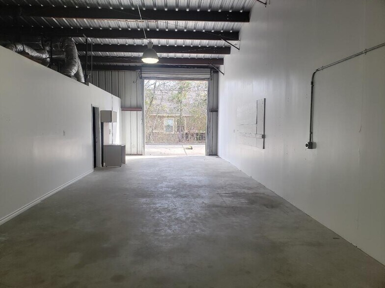 304 S Magnolia Blvd, Magnolia, TX à louer - Photo de l’immeuble – Image 2 sur 6