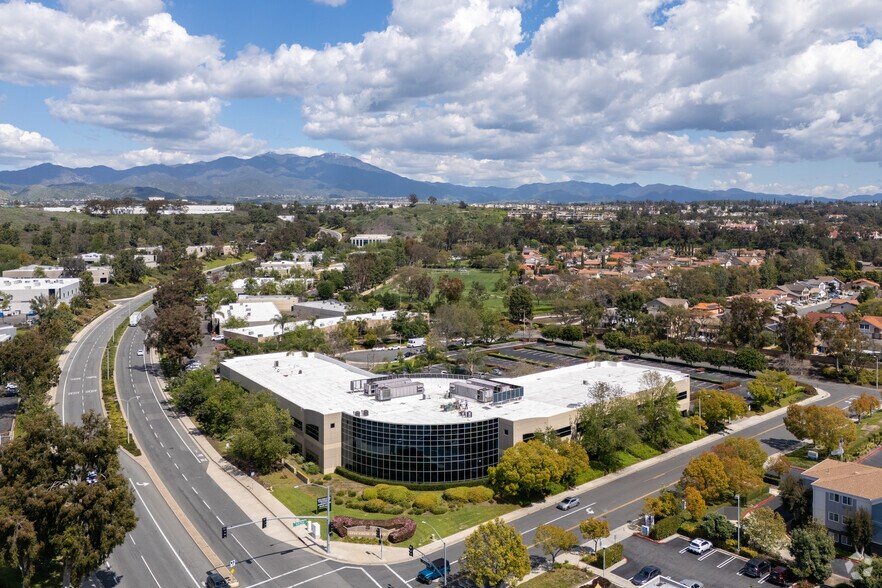 2 South Pointe Dr, Lake Forest, CA à louer - Aérien – Image 3 sur 11