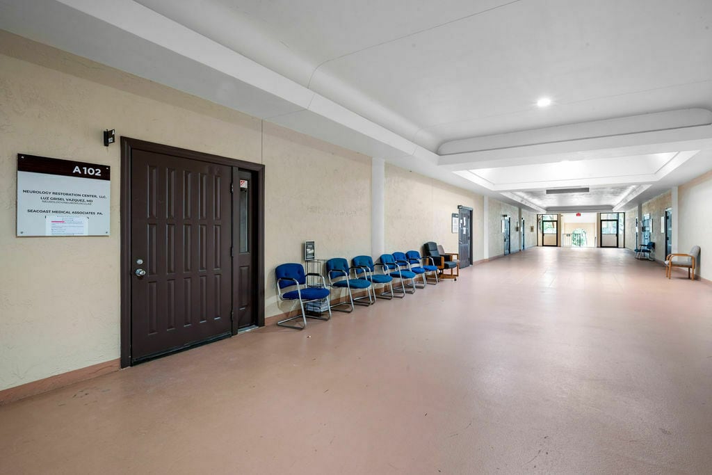 1801 SE Hillmoor Dr, Port Saint Lucie, FL à louer Photo intérieure– Image 1 sur 14