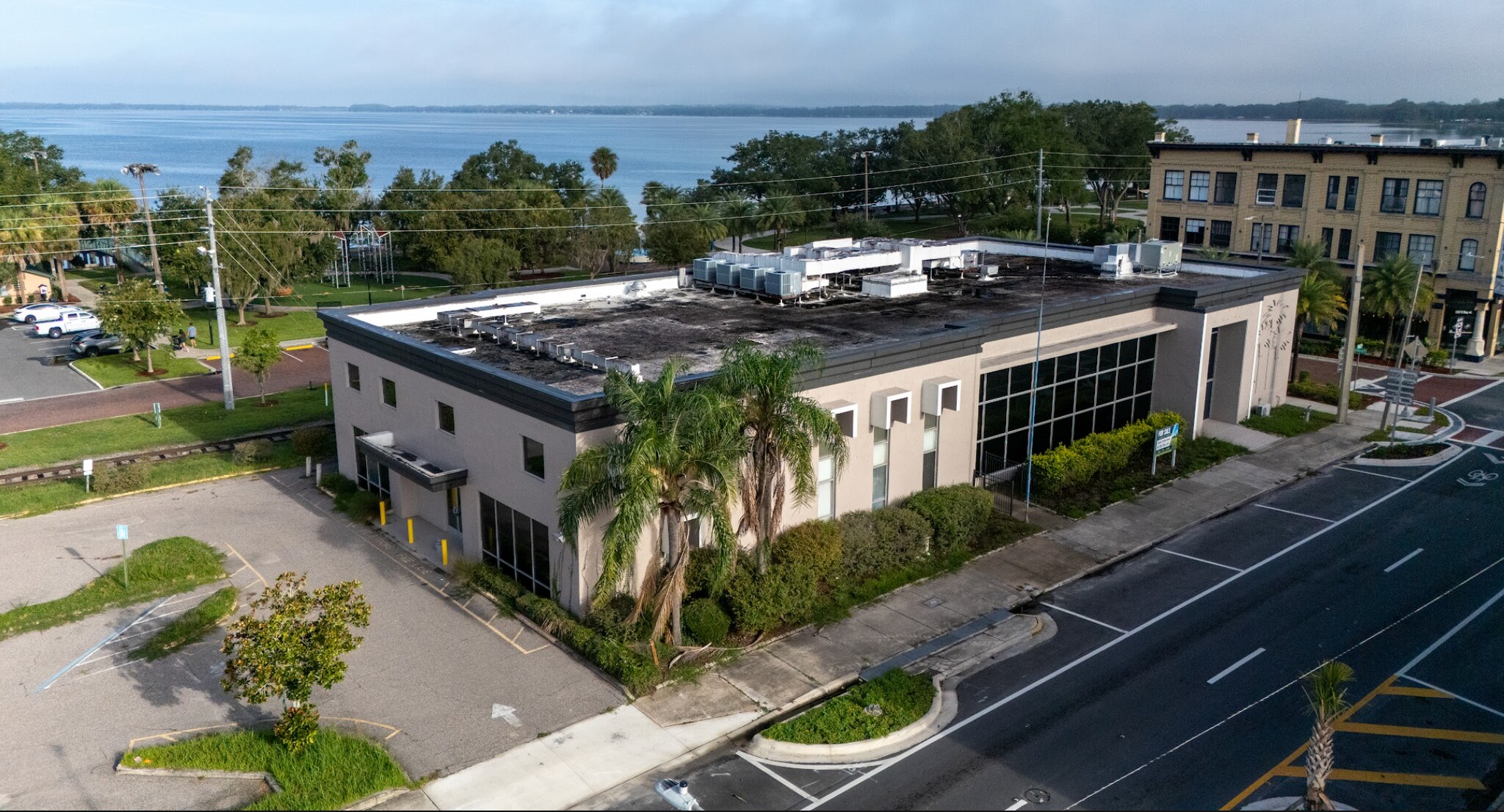 100 N Bay St, Eustis, FL à louer Photo de l’immeuble– Image 1 sur 10