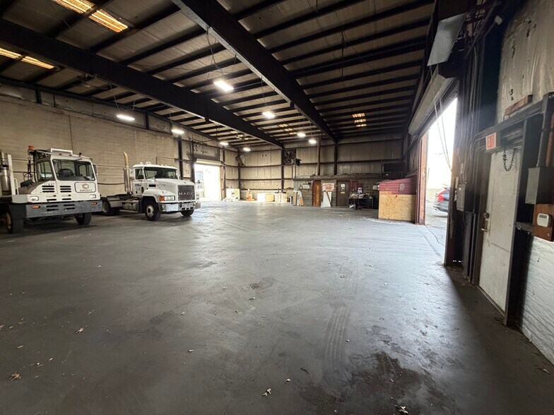 750 S Railroad Ave, West Babylon, NY à vendre - Photo de l’immeuble – Image 3 sur 8