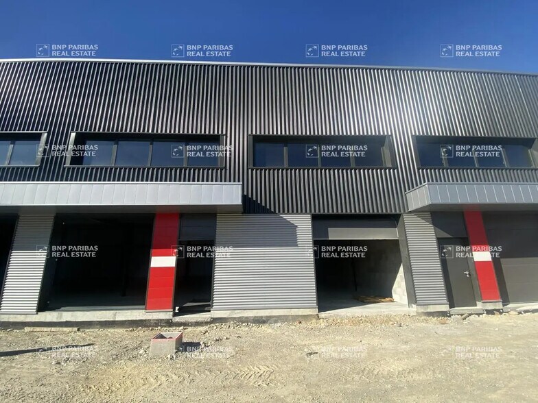 Local d’activités dans Voiron à louer - Photo de l’immeuble – Image 1 sur 9