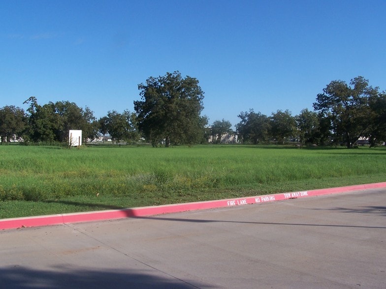 1301 Waters Edge Dr, Granbury, TX à vendre - Photo principale – Image 1 sur 17