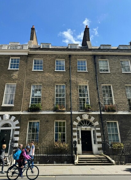 9 Bedford Sq, Londres à louer - Photo de l’immeuble – Image 2 sur 8