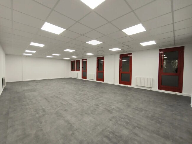 Plus de détails pour Local d'activités à louer