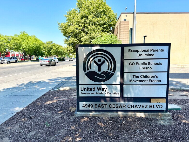 4949 E Cesar Chavez Blvd, Fresno, CA à louer - Photo de l’immeuble – Image 2 sur 17