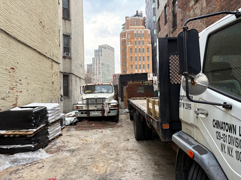 215 Henry St, New York, NY à vendre - Photo de l’immeuble – Image 2 sur 2