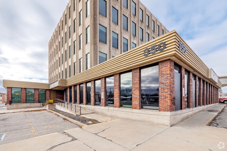 350 Boul Arthur-Sauvé, St-Eustache, QC à louer - Photo de l’immeuble – Image 3 sur 5