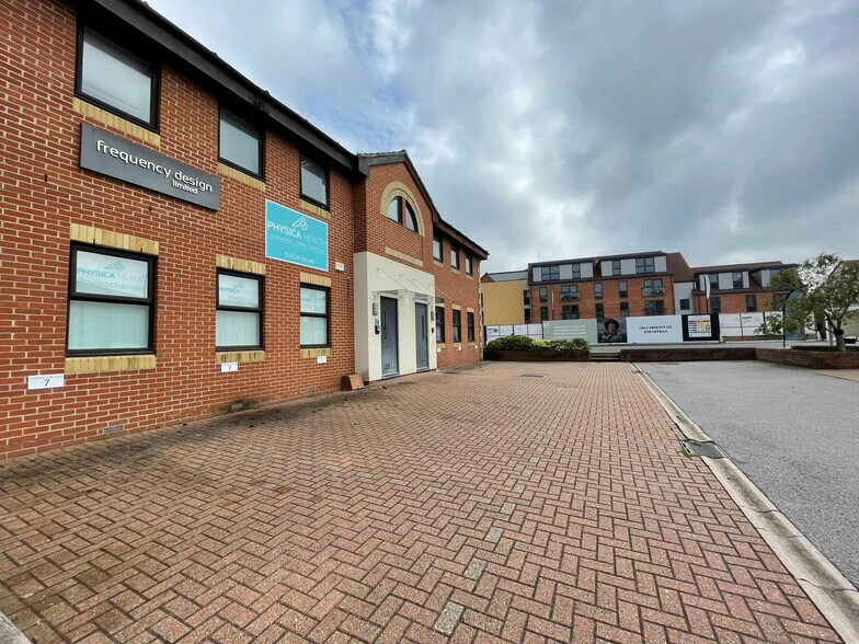 8 Tanners Yard, London Road, Bagshot à louer - Photo de l’immeuble – Image 3 sur 13