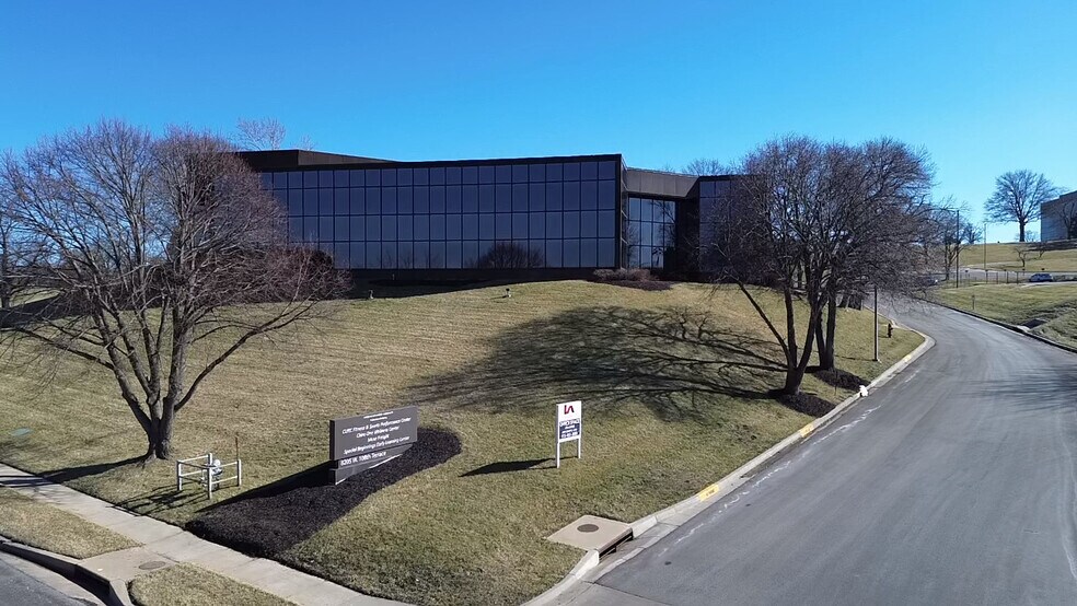 8205 W 108th Ter, Overland Park, KS à louer - Photo de l’immeuble – Image 2 sur 8