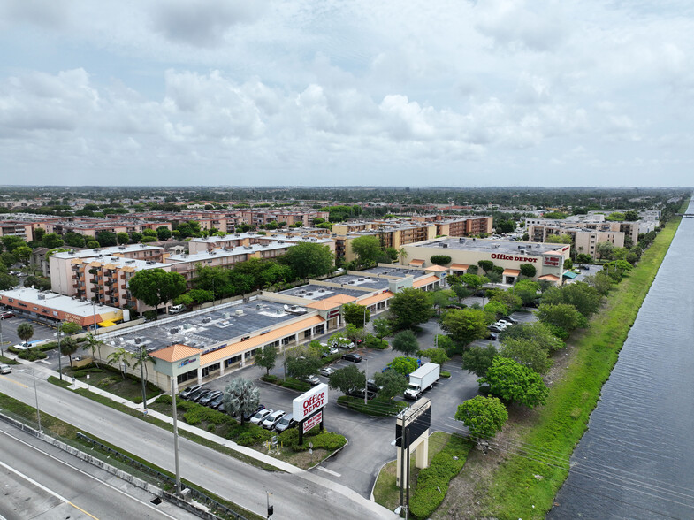 5317-5327 W 20th Ave, Hialeah, FL à louer - Photo de l’immeuble – Image 2 sur 11