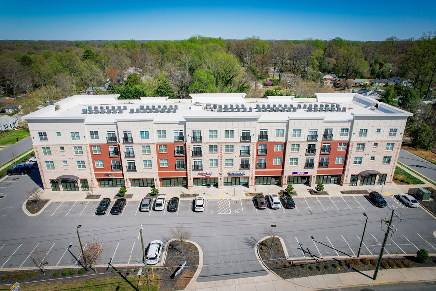 2800 Lawndale Dr, Greensboro, NC à louer - Photo de l’immeuble – Image 1 sur 5