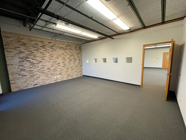 1051 E Main St, East Dundee, IL à louer - Photo intérieure – Image 2 sur 4