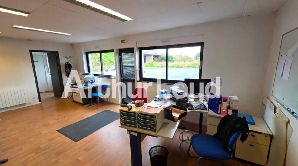 Local d’activités dans Carpiquet à louer - Photo intérieure – Image 2 sur 4