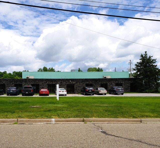 2035 Midway Dr, Twinsburg, OH à vendre - Photo de l’immeuble – Image 1 sur 16