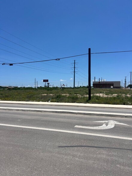 883 Texas 211, San Antonio, TX à louer - Photo de l’immeuble – Image 2 sur 2