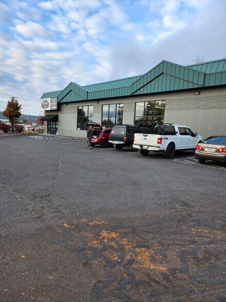 310 SE Railroad St, Bend, OR à louer - Photo de l’immeuble – Image 2 sur 18