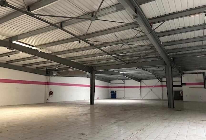 Local commercial dans Maurepas à louer - Photo de l’immeuble – Image 1 sur 6