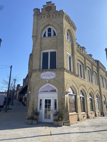 7610 W State St, Wauwatosa, WI à louer - Photo de l’immeuble – Image 2 sur 6