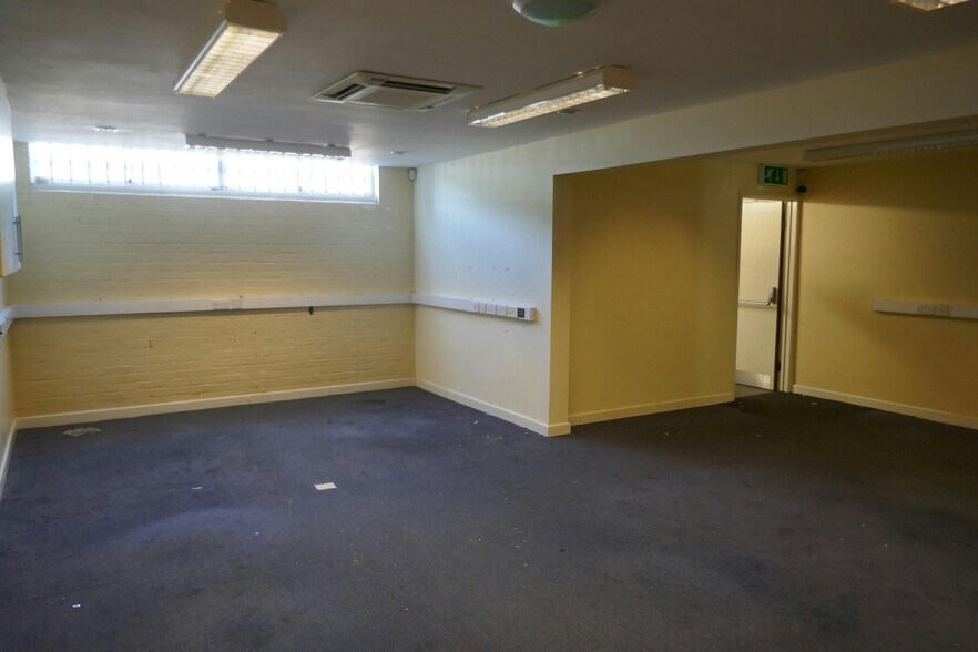 Oakwood Hl, Loughton à louer - Photo de l’immeuble – Image 3 sur 24